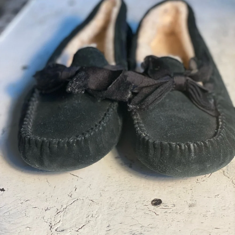 UGG Kids Moccasins in Forest Black Details - Picture 10 of 11